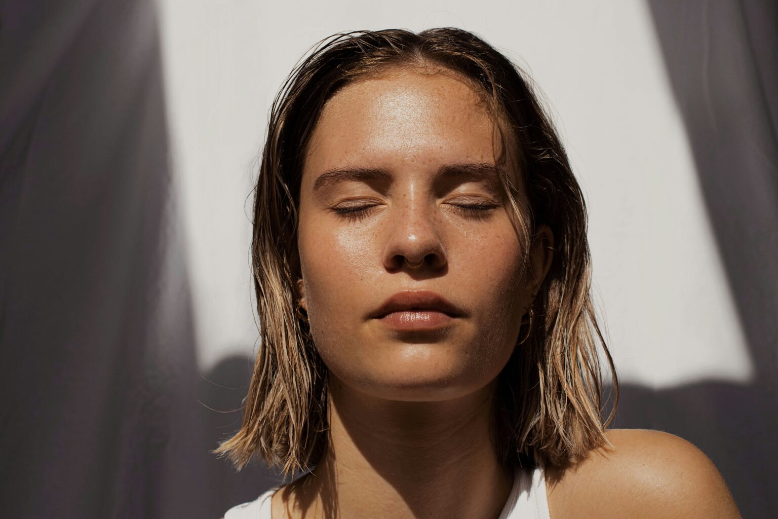 Twarz z nawilżoną, promienną skórą